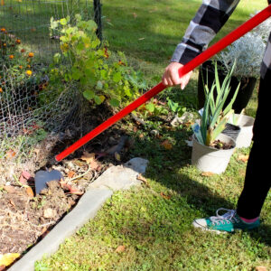 1230_Hoe_Garden_InUse_02