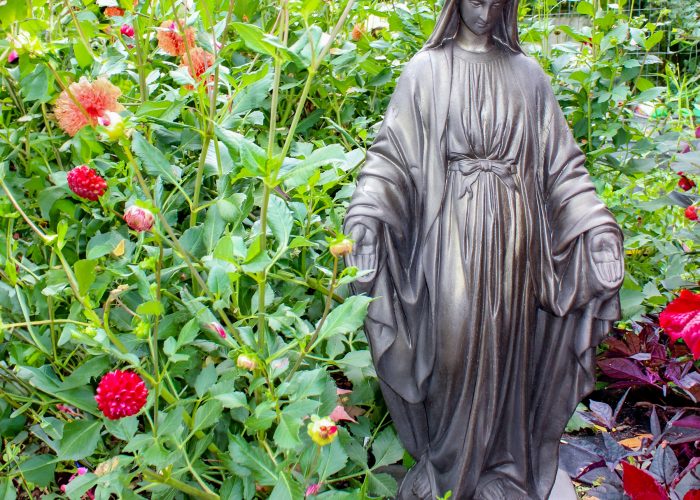 92290_BronzeMary_garden_02
